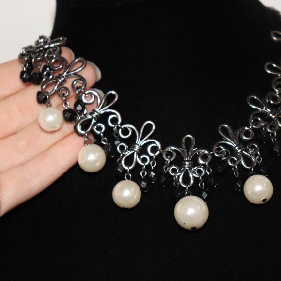 🖤📿✨ GUNMETAL & PEARL STATEMENT NECKLACE · 16–19" - Picture 3 of 5